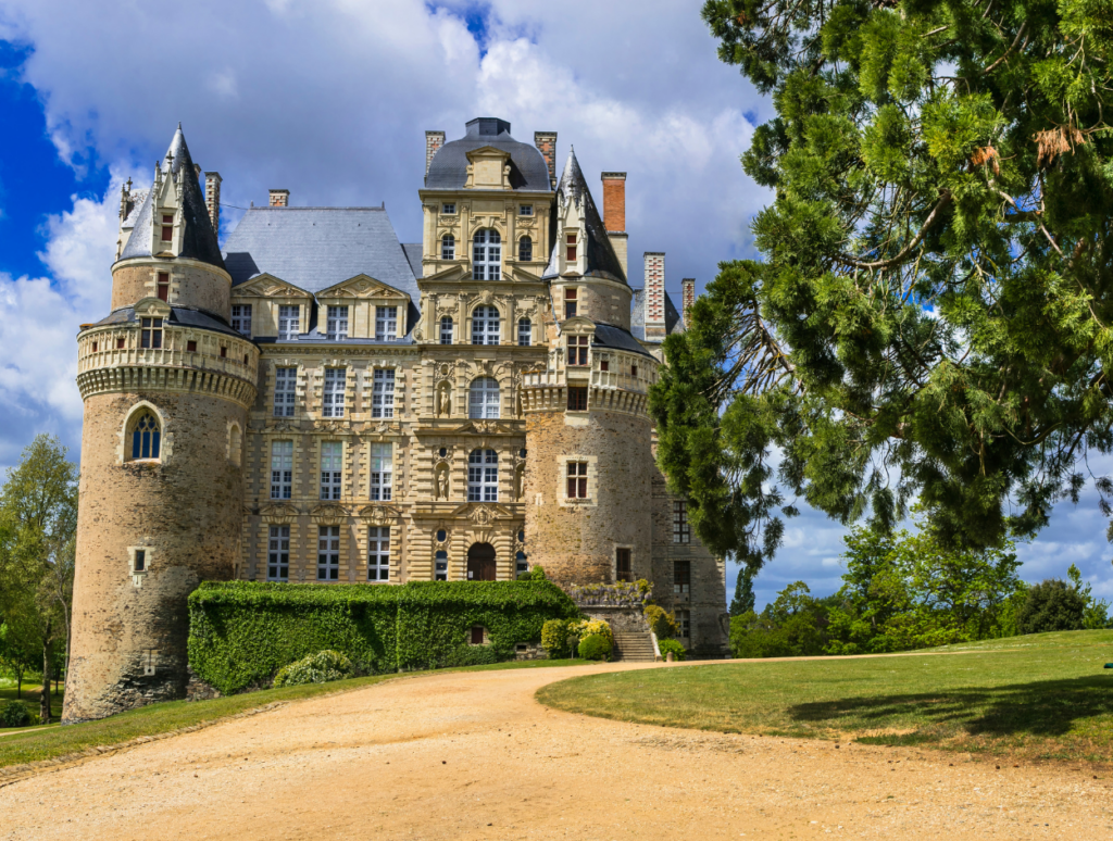 Het spookachtige Château de Brissac, Frankrijk op een zonnige dag