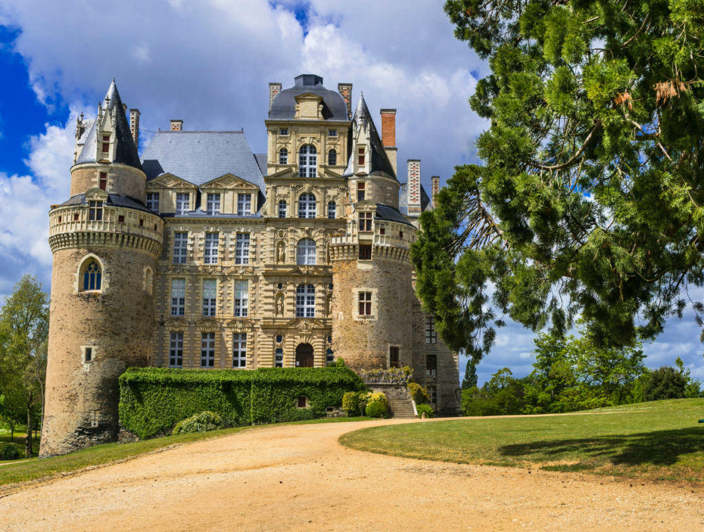 Le château hanté de Brissac, en France, par une journée ensoleillée