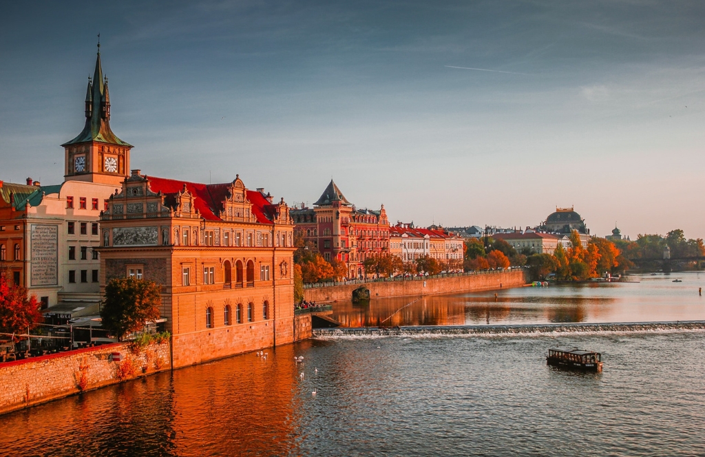 Vue des maisons de la ville au coucher du soleil sur la Vltava