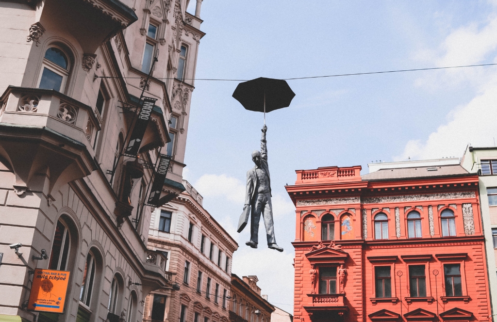 Estatua colgante en el casco antiguo de Praga