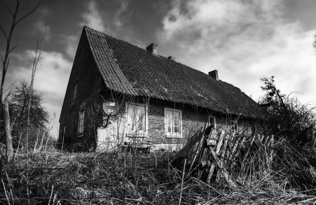 farm house in black and white