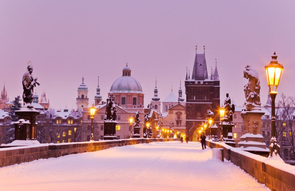 Le pont Charles à Prague lors d'un Week end en amoureux en Europe en décembre