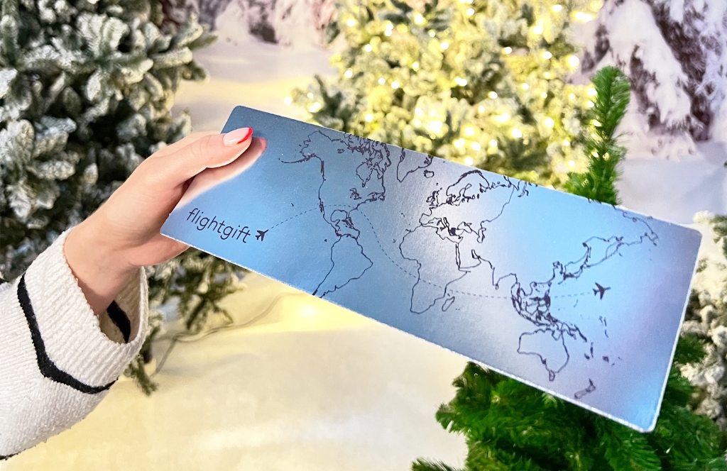 Flightgift Geschenkkarte vor Weihnachtsdeko