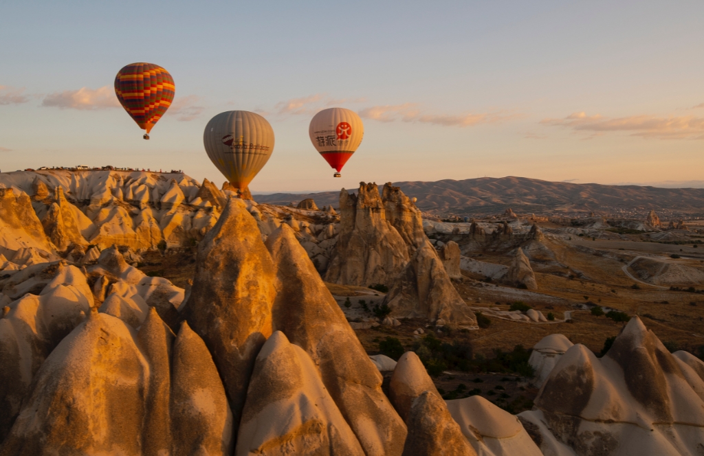 Luchtballonnen boven de bergen van Cappadocië