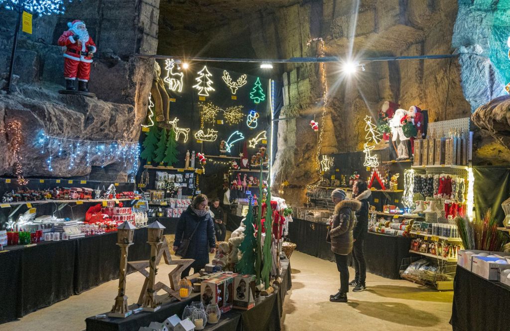 Kerstmarkt in een grot in Valkenburg 