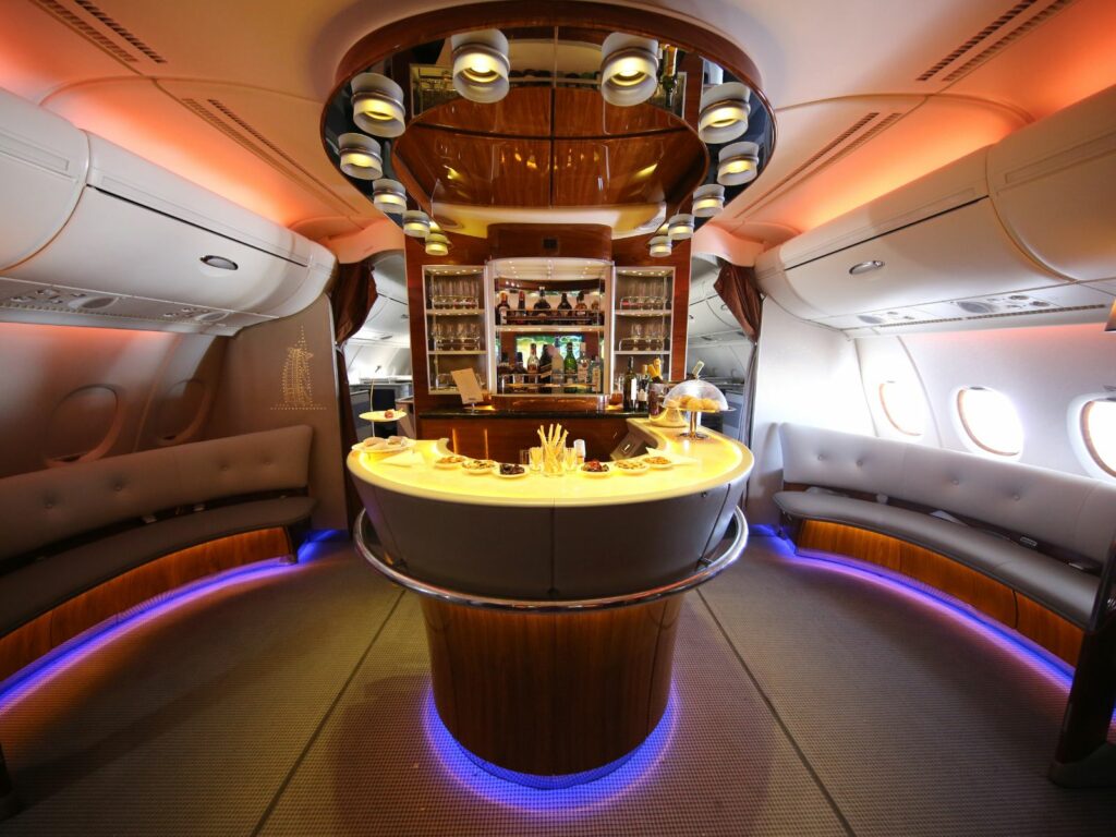 un bar en un vuelo de primera clase de Emirates