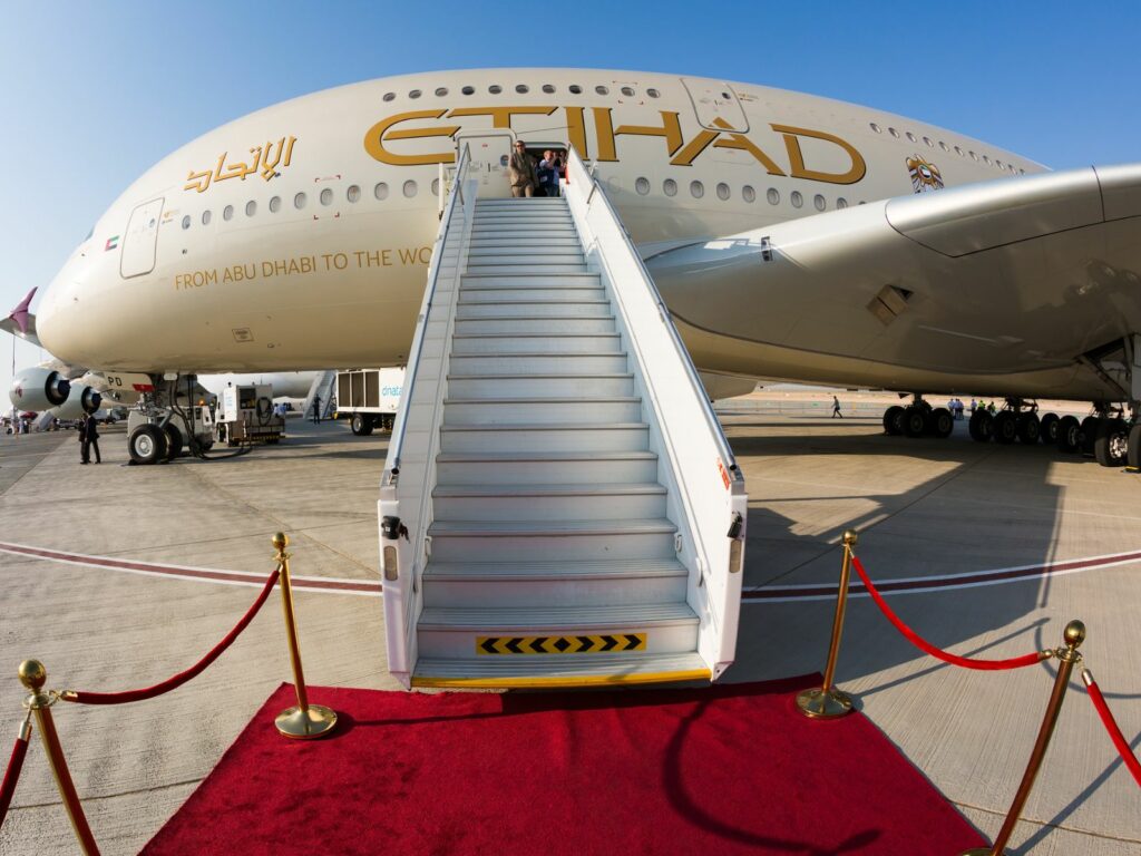 un ejemplo de vuelos de primera clase con Etihad Airways en los que se extiende la alfombra roja