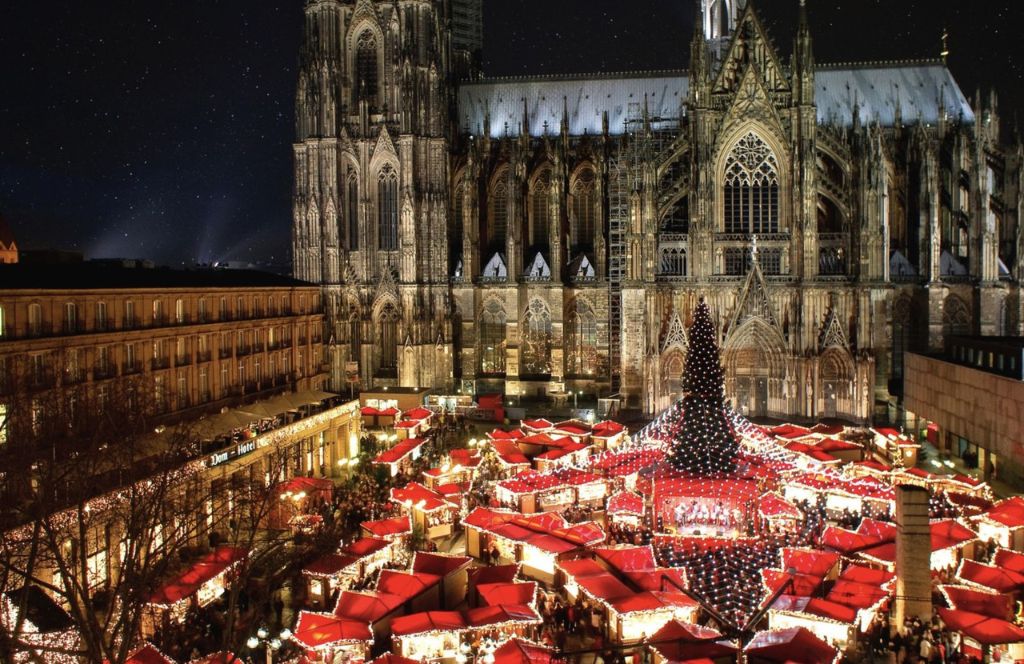 Weihnachtsferien in Köln, Platz mit Buden an der großen Kirche