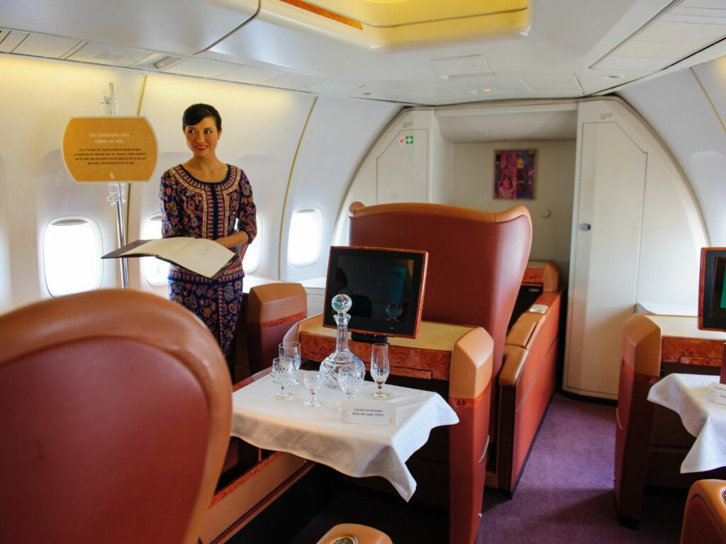 een stewardess van Singapore Airlines op een eerste klas vlucht