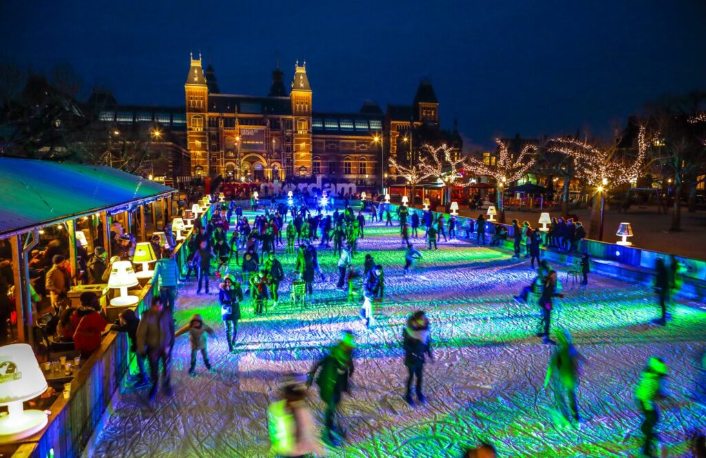 Menschen beim Eislaufen am Museumplein in Amsterdam