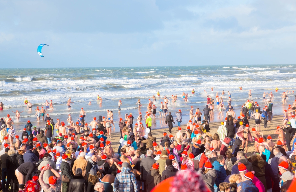 Menschen rennen ins Meer beim Neujahrstauchen in Zandvoort