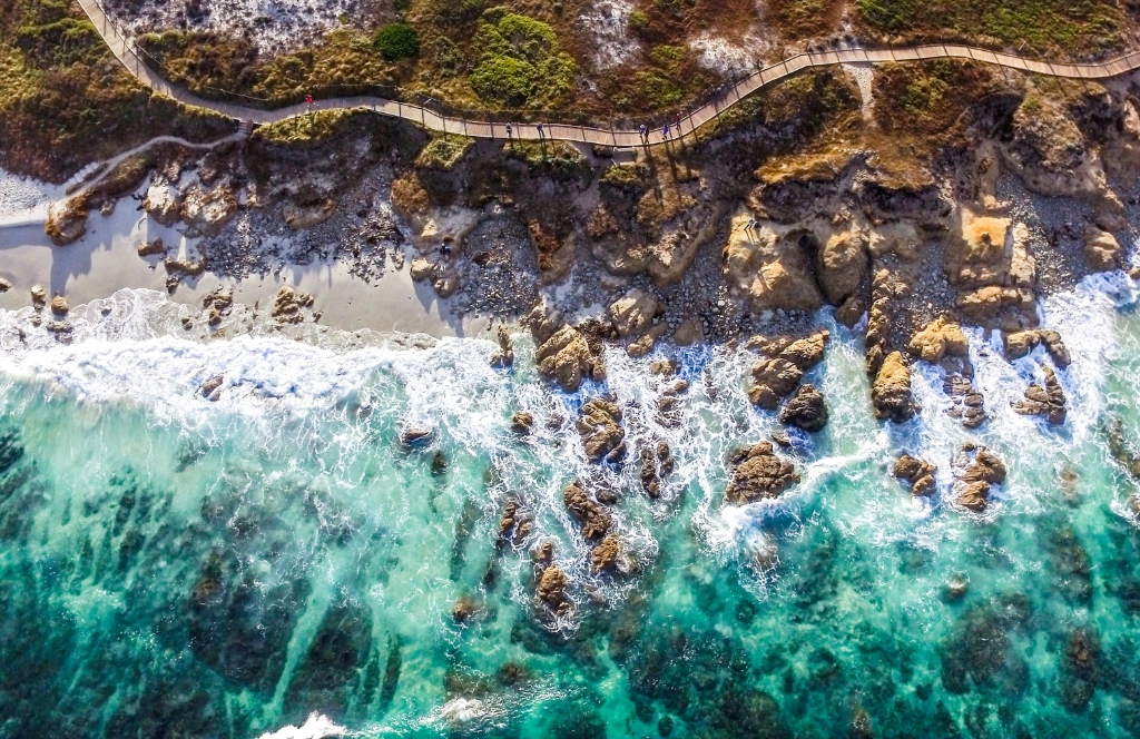 Turquoise blauwe zee op een klif