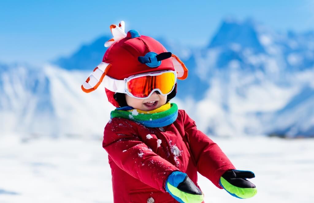 Un enfant qui passe Noël en France à Chamonix