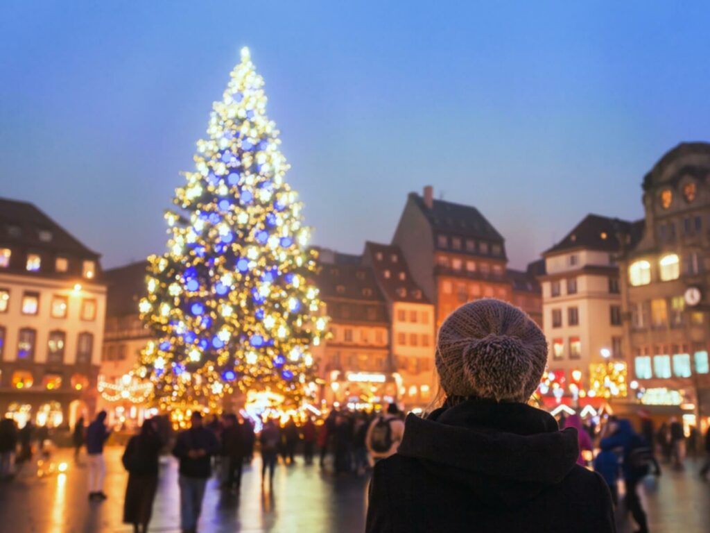 Une femme au marché de Noël de Strasbourg