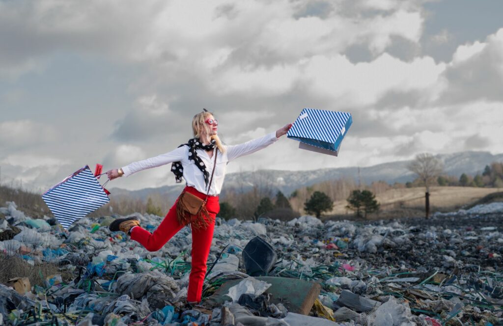 Frau steht auf einer Mülldeponie