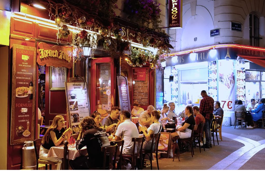a restaurant in the latin quarter during a weekend in paris at night