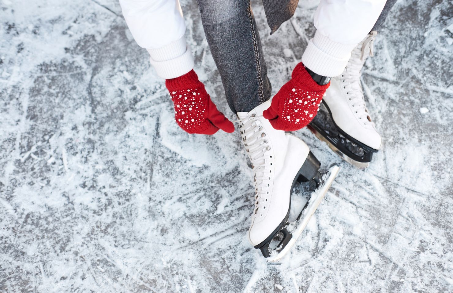 fille mettant ses patins à glace sur une des meilleures patinoires des pays bas