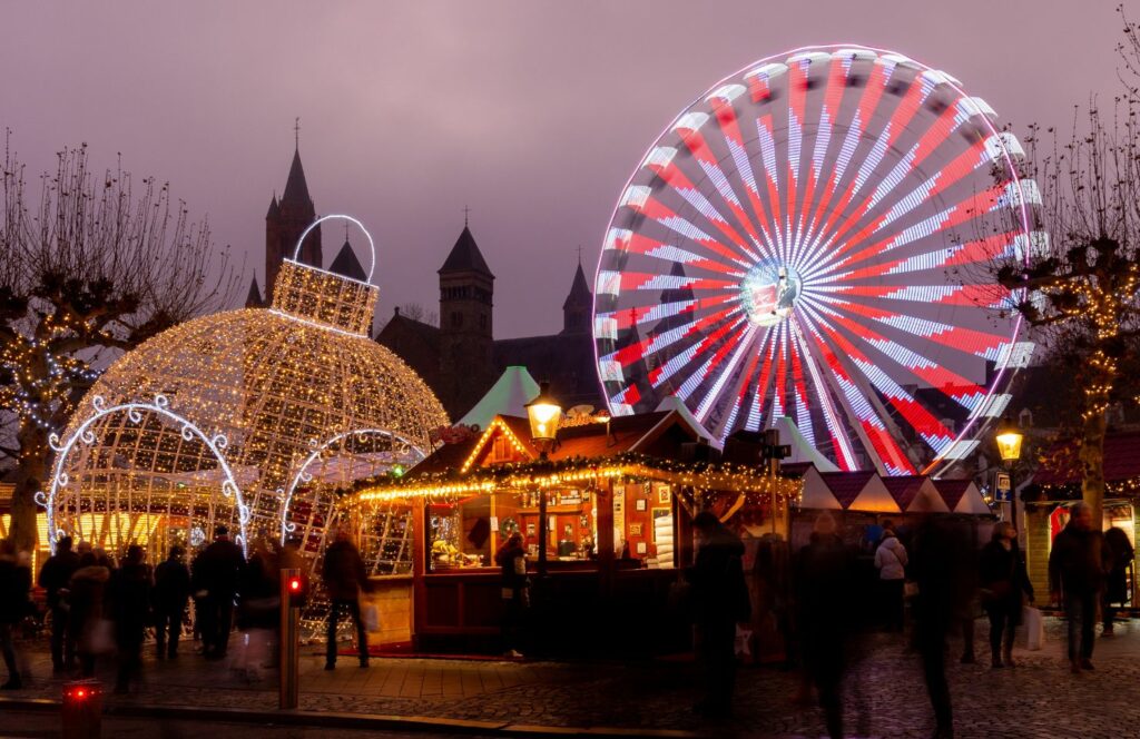Blick auf den Weihnachtsmarkt in Maastricht