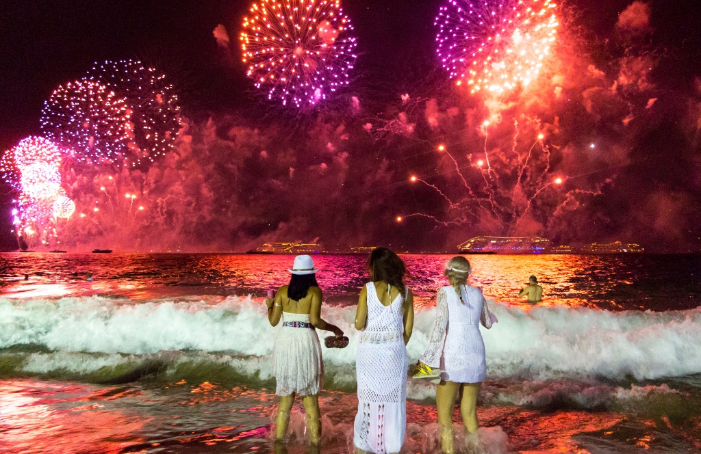 Drei Frauen am Strand von Rio de Janeiro zum Feuerwerk