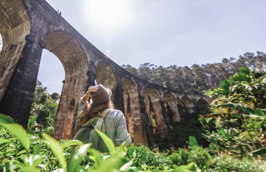 Eine Frau vor der Demodara-Brücke in Sri Lanka Heißes Land im Januar