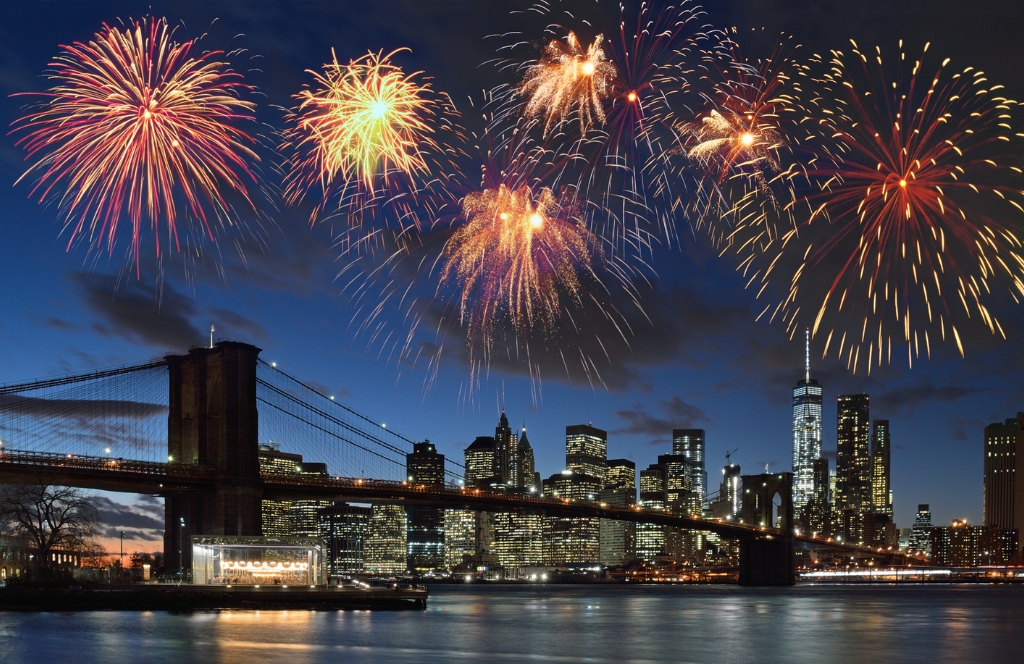 Feuerwerk über New York mit Sicht vom Brooklyn Bridge Park