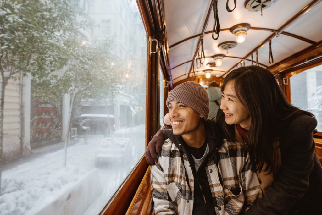 Ein Paar im romantischen Winterurlaub