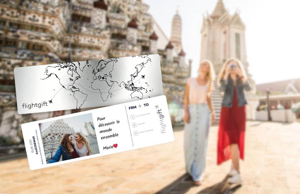 une carte cadeau billet d'avion offerte pour un voyage en janvier dans un pays chaud
