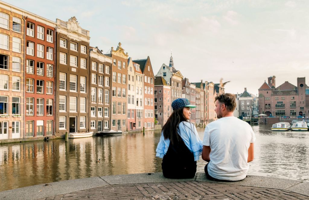 Un couple ayant choisi amsterdam comme ville à visiter aux Pays Bas