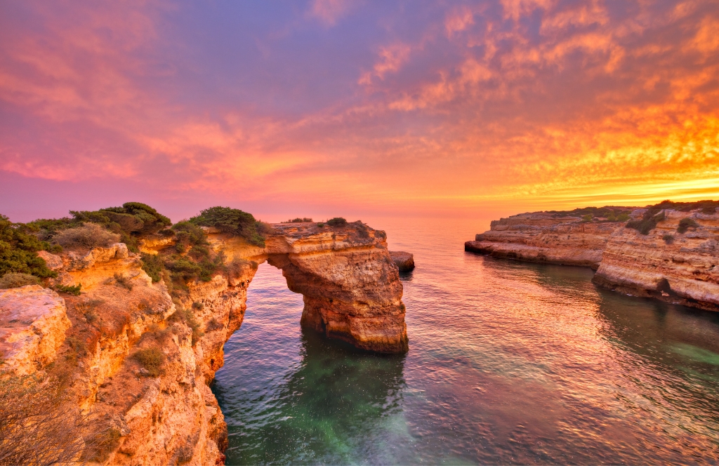 les falaises d'Algarve vers Faro au Portugal en mars