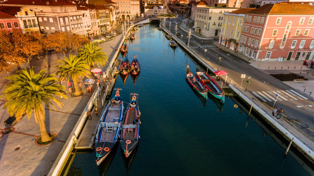 Gondeln auf dem Fluss von Aveiro