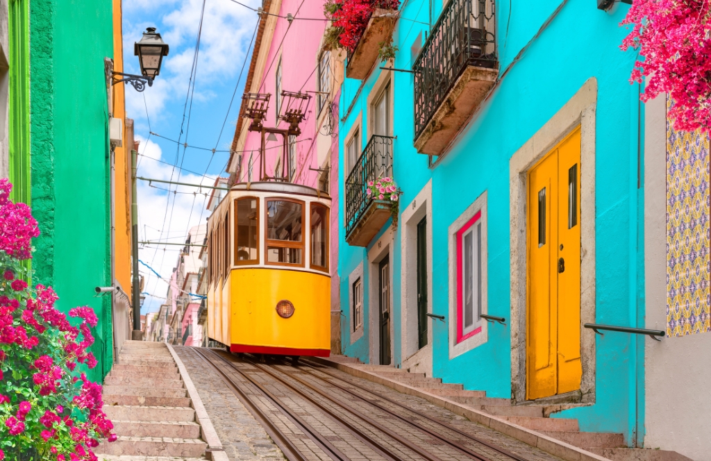 Un tram à Lisbonne au Portugal en mars