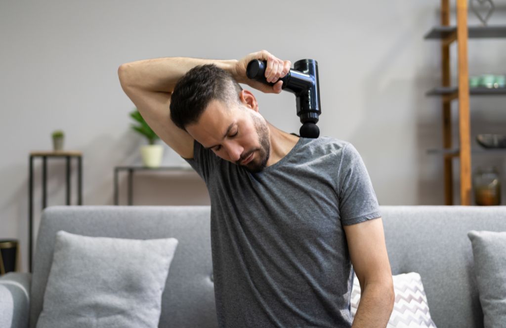kaufe eine Massagepistole als eine der besten Geschenkideen zum 40. Geburtstag