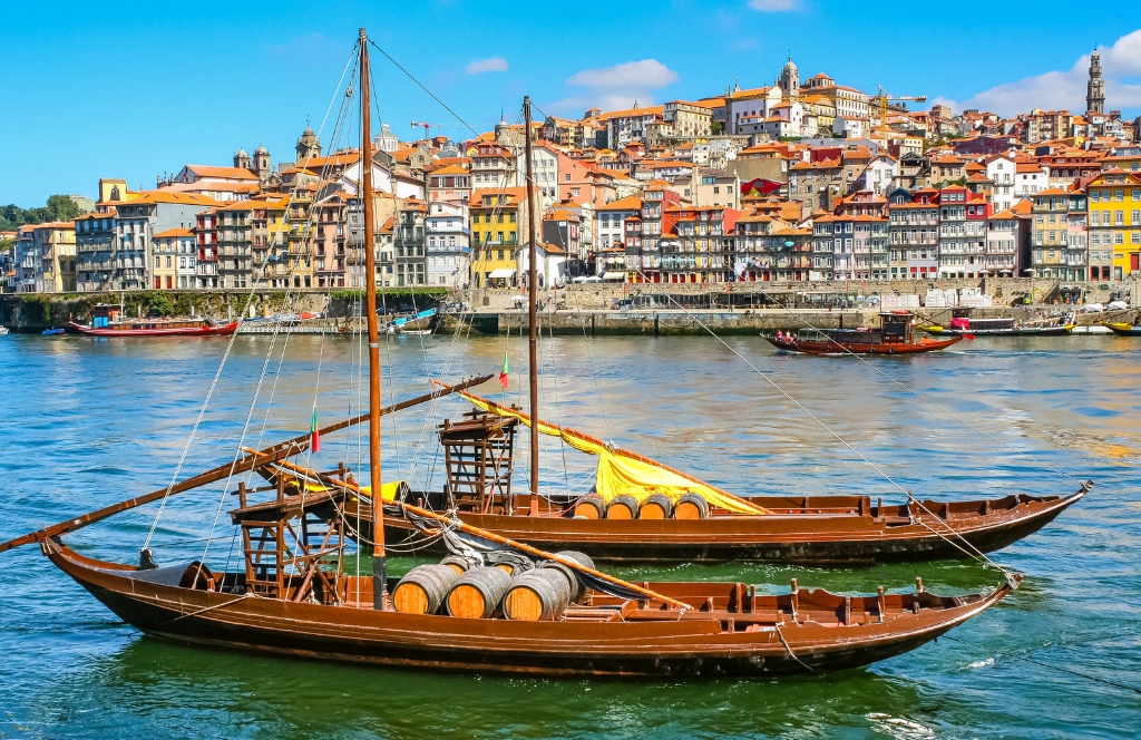 un bateau dans le port de Porto en mars au Portugal