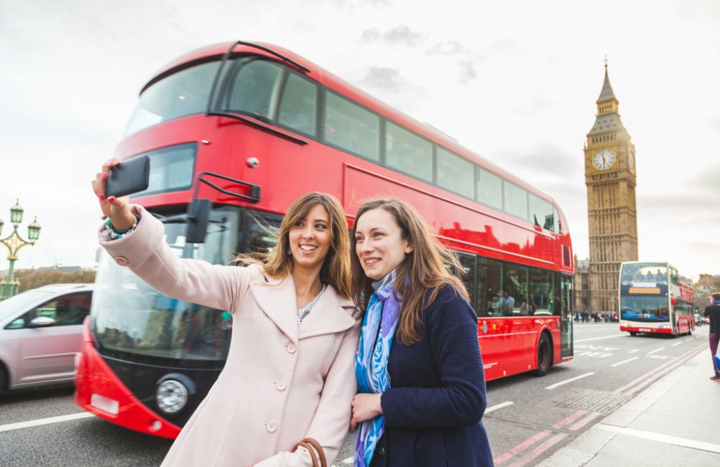 Une mère et sa fille se prenant en photo devant Big Ben lors d'un voyage mère fille