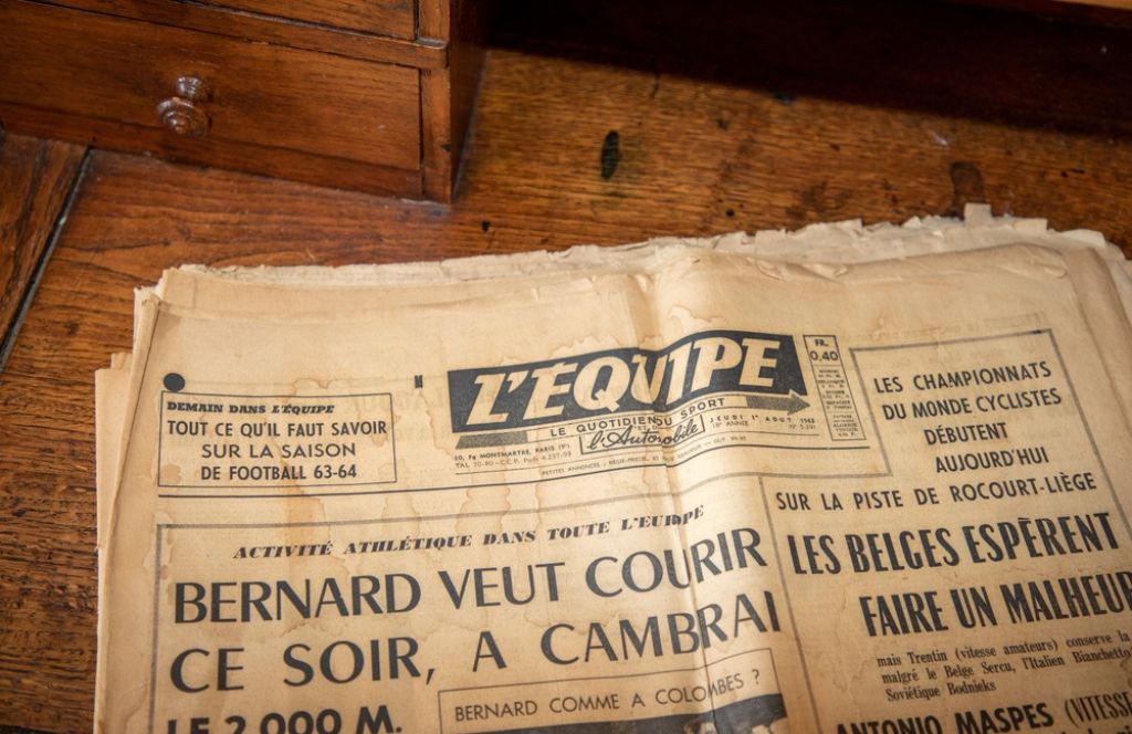 Une archive de journal reçu en cadeau homme 70 ans