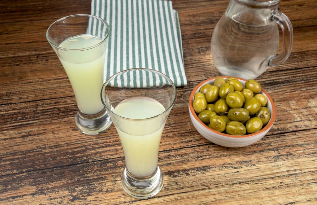 Un kit pour faire du pastis reçu en cadeau pour un homme de 70 ans