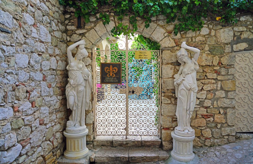 Une entrée d'un relais château lors d'un séjour d'anniversaire de 70 ans