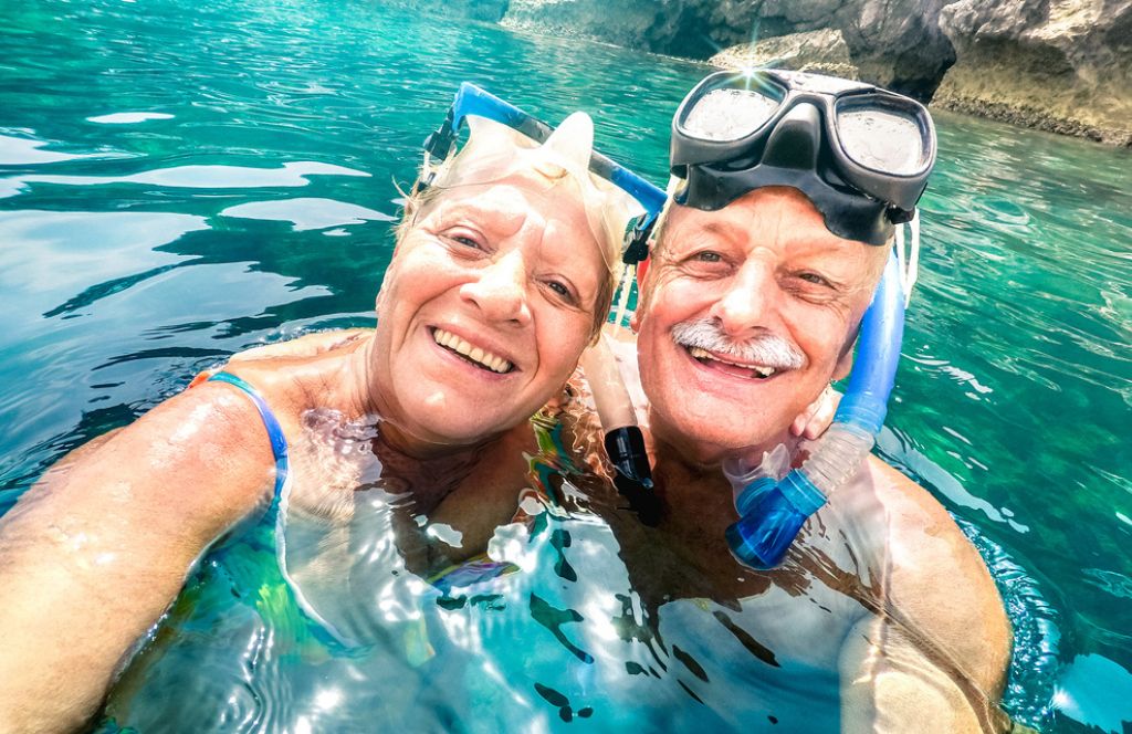 un homme sénior et sa femme lors d'un voyage reçu en cadeau 70 ans