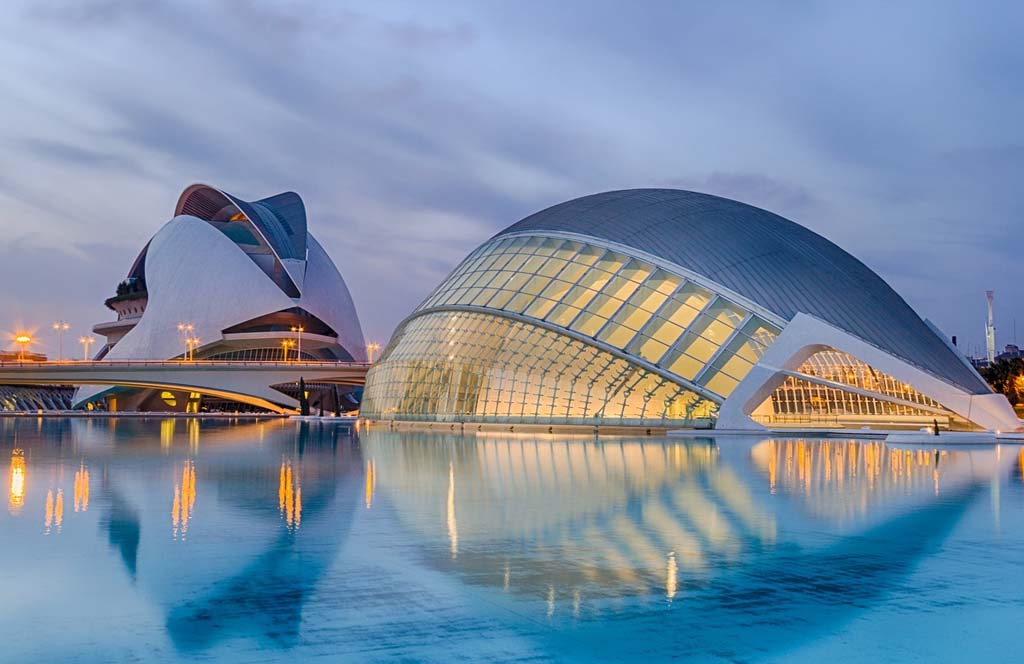 Mother Daughter Citytrip - Valencia modern architecture