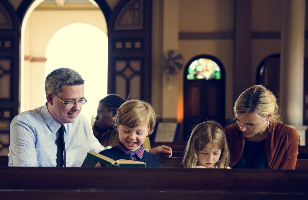 Familie in der Kirche zu Ostern