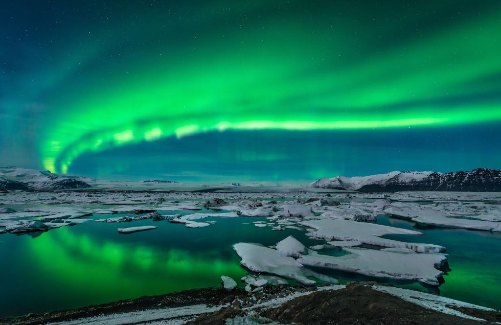 see the northern lights in iceland