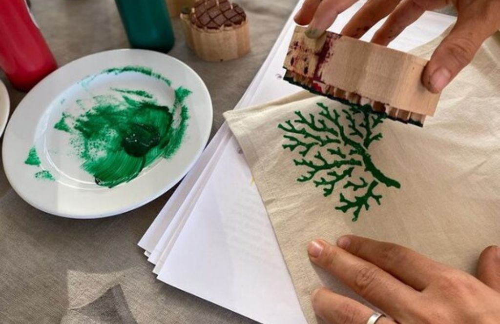make painted napkins as a creative mothers day gift