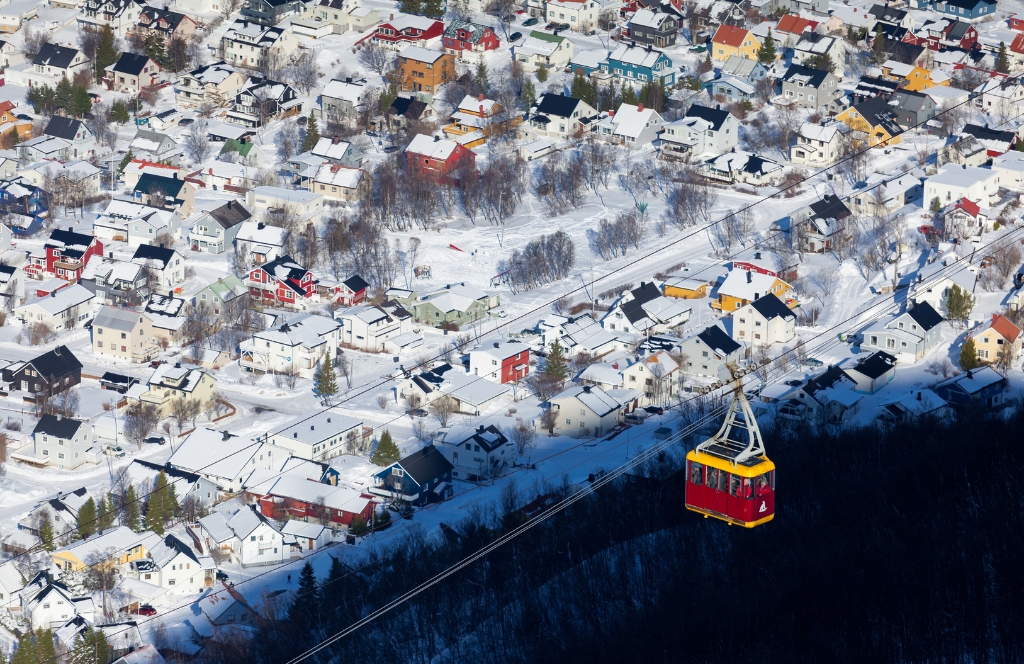 Le téléphérique une activité à Tromso pour monter en haut de Sortseteinen