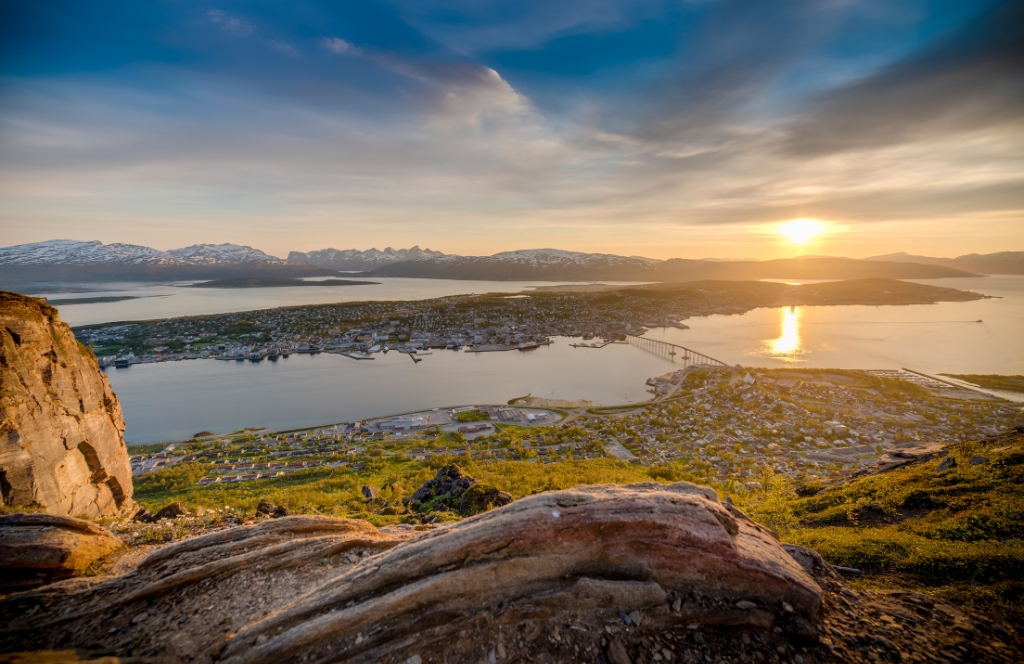 Blick über die Stadt Tromsø vom Berg im Sommer