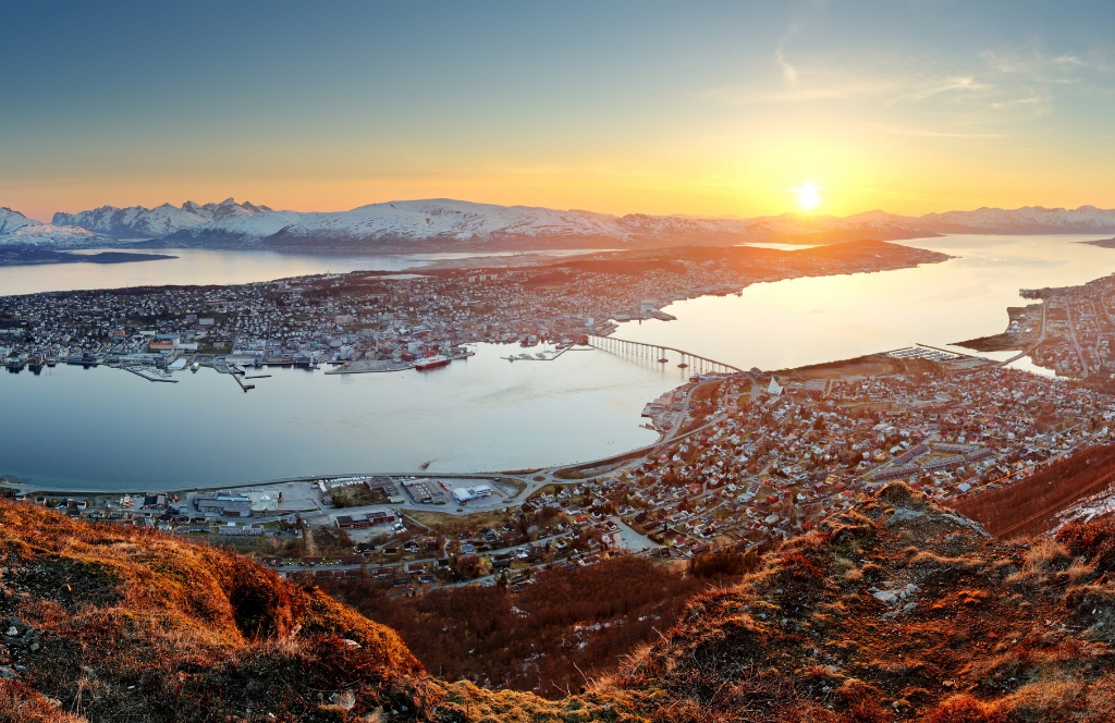 Blick über die Stadt Tromsø vom Berg im Winter