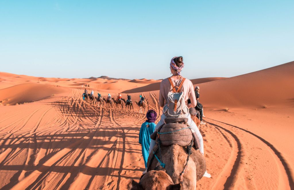 Une femme sur un chameau lors d'un voyage mère fille au Maroc