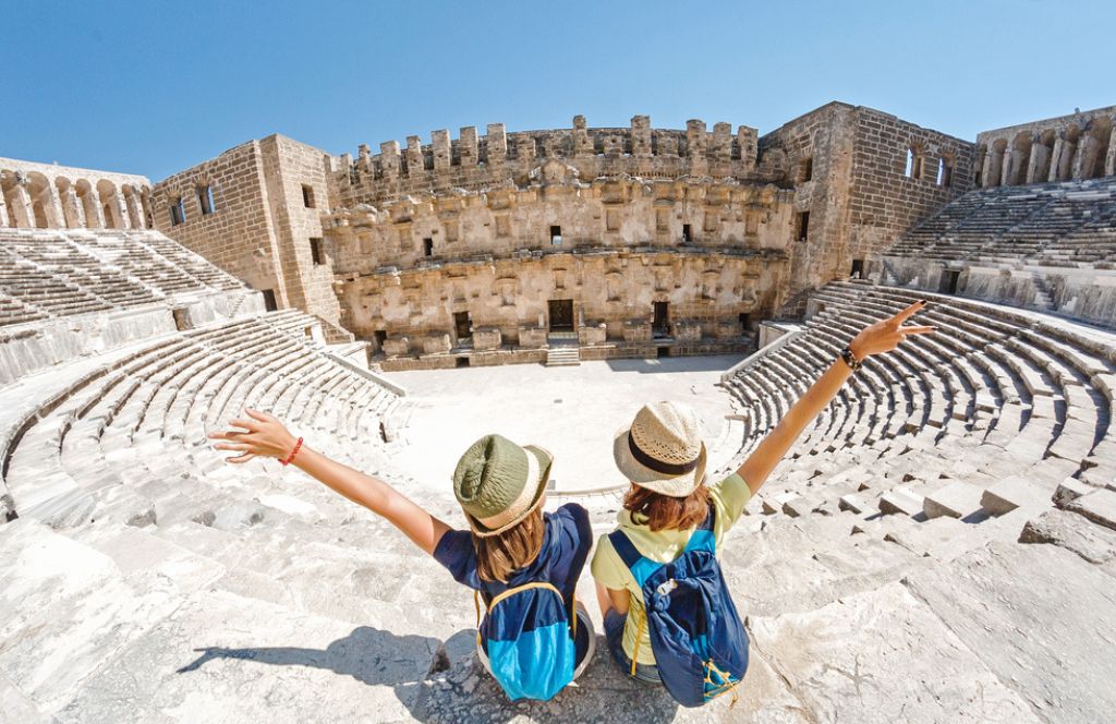 Une mère et sa fille dans une arène lors d'un voyage mère fille à Rome