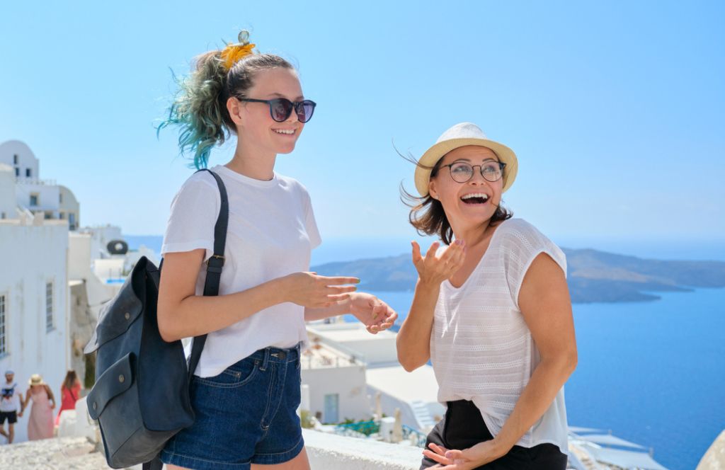 Une mère et sa fille à Santorin lors d'un voyage mère fille