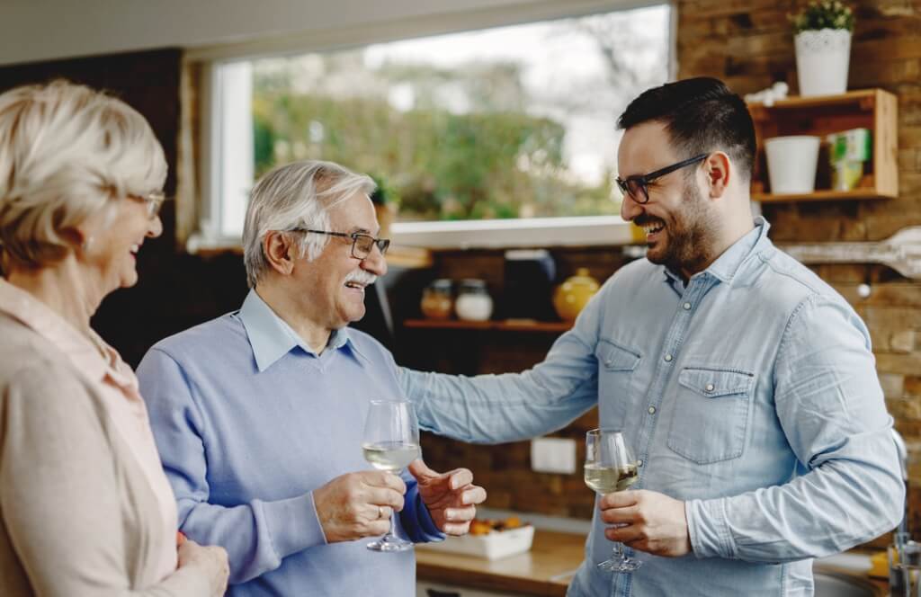 Un père et un fils testant des vins reçu en cadeau de la fête des pères