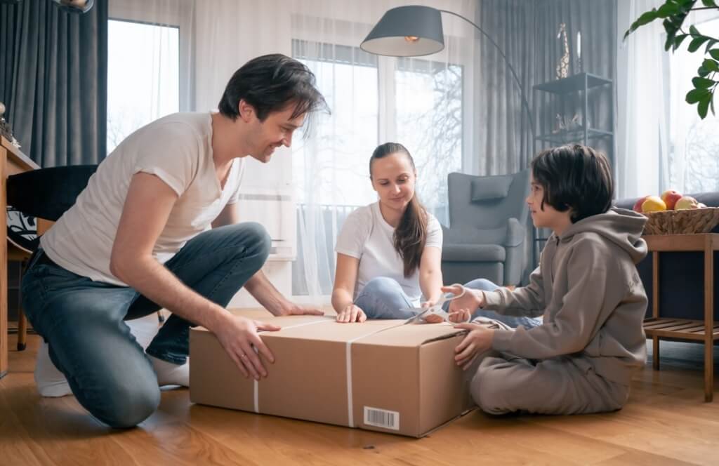 Un père et ses enfants ouvrant son cadeau de la fête des pères